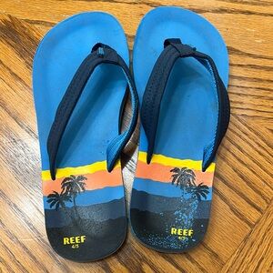 Reef Kids Ahi Flip Flops
Size 4/5 - Tropical
Beach Print
